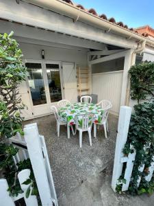 einen Tisch und Stühle auf der Terrasse eines Hauses in der Unterkunft maison résidence privé in Cap d'Agde