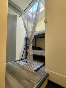 een kamer met een bed met een gordijn bij maison résidence privé in Cap d'Agde