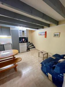 een woonkamer met een bed en een tafel bij maison résidence privé in Cap d'Agde
