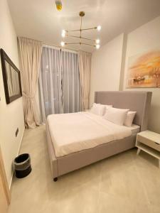 sypialnia z dużym łóżkiem w pokoju w obiekcie Downtown Dubai 7 minutes away from Burj Khalifa w Dubaju