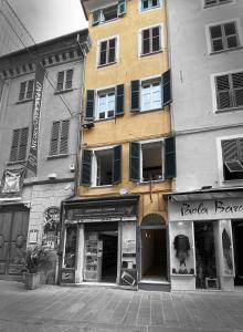 um grupo de edifícios numa rua da cidade em Affittacamere del Prione em La Spezia