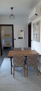 Oxford Apart Otel في أورتاجا: طاولة وكراسي خشبية في غرفة المعيشة