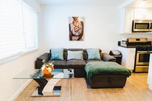 Uma área de estar em Spacious Modern 1 Bedroom Furnished Close to Downtown LA