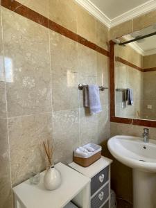 Fotografia z galérie ubytovania Halo - Amazing 4BR TownHouse with Jacuzzi and Big Terrace v Marbelli