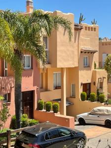 Fotografia z galérie ubytovania Halo - Amazing 4BR TownHouse with Jacuzzi and Big Terrace v Marbelli