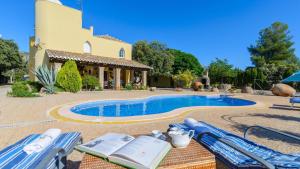 Basen w obiekcie Villa Rural Paquete Pozo Alcón by Ruralidays lub w pobliżu