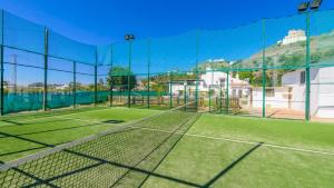 Tenis alebo squash v ubytovaní Aromas de Azahar Álora by Ruralidays alebo jeho okolí