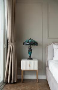 Postel nebo postele na pokoji v ubytování Luxe Paradise Suites Xuan Dieu
