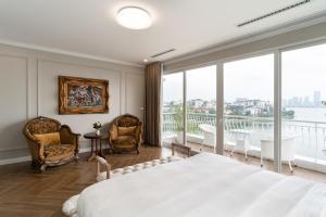 Postel nebo postele na pokoji v ubytování Luxe Paradise Suites Xuan Dieu