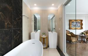 Koupelna v ubytování Luxe Paradise Suites Xuan Dieu