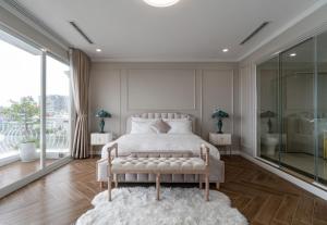 Postel nebo postele na pokoji v ubytování Luxe Paradise Suites Xuan Dieu
