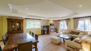 un grand salon avec une table et un canapé dans l'établissement Villa Olmedo Benalmádena by Ruralidays, à Benalmádena