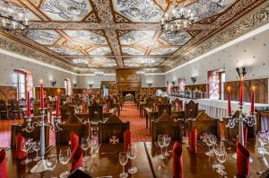 A restaurant or other place to eat at Hotel Grand Vígľaš
