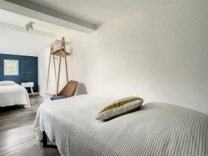 sypialnia z łóżkiem z poduszką w obiekcie Maison Cucq-Stella Plage, 4 pièces, 6 personnes - FR-1-236-151 w mieście Cucq