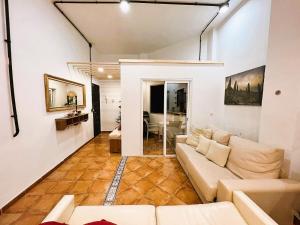 sala de estar con sofá y mesa en Ground floor apartment very close to the sea! en Alcalá