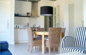 eine Küche mit einem Holztisch und Stühlen in einem Zimmer in der Unterkunft Berg En Zee 4 in Bergen aan Zee