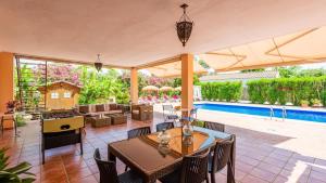 Bazén v ubytovaní Casa Azahar Jimena de la Frontera by Ruralidays alebo v jeho blízkosti