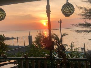 Blick auf den Sonnenuntergang von der Terrasse eines Resorts in der Unterkunft Muchilena fishing club & suites 