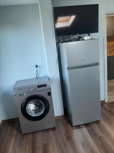 een wasmachine en een koelkast in de kamer bij Black Sea Treasure 3 in Varna