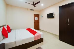 a bedroom with a bed and a flat screen tv at Flagship 85554 Hotel Premium Hari in Jamshedpur