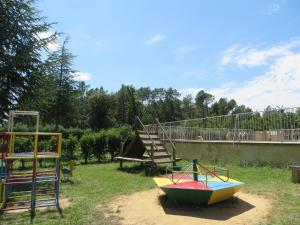Camping la Rouviere les Pins tesisinde çocuk oyun alanı