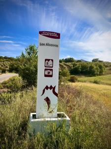 een bord aan de kant van een weg in een veld bij El Retiro in Loja