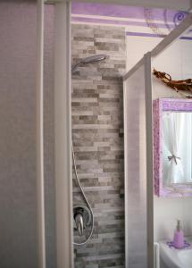 łazienka z prysznicem i ceglaną ścianą w obiekcie Affittacamere La Risacca w mieście La Spezia