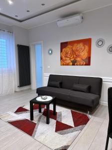 uma sala de estar com um sofá preto e uma mesa em Cuore D'aMare B&B em Bari