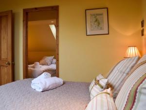een slaapkamer met een bed en een spiegel bij Fennel Folly - Uk32608 in Manton