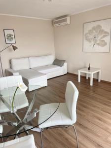 sala de estar con sofá blanco y mesa de cristal en Apartment Araucaria, en Crikvenica
