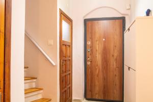 pasillo con puerta de madera y escaleras en Deta, en Ildir
