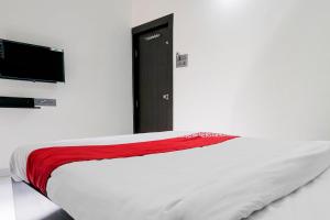 Een bed of bedden in een kamer bij OYO Hotel Rajyog