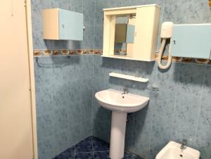 bagno con lavandino e specchio di Apartment Danica 356 a Umag (Umago)