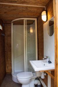 Camping Parc d'Audinac les Bains 3 étoiles - Piscine chauffée - Vue montagne的一间浴室
