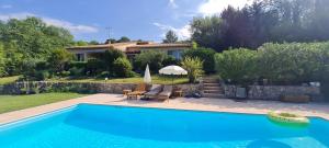 una piscina frente a una casa en Villa Casa Ismaia avec piscine au calme, en Montauroux