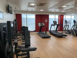 una palestra con diversi tapis roulant in una stanza di Canvas The Heights in Birmingham a Birmingham Altre 19 foto
