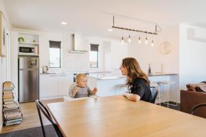 Cucina o angolo cottura di 4 - Charming Space, Just a Stone Throw from Central Wanaka
