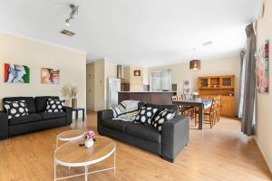 - un salon avec un canapé et une table dans l'établissement 3BR Home-City Fringe Location-Free WiFi & Parking, à Keswick
