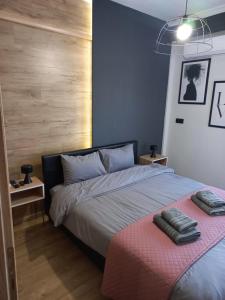 um quarto com uma cama grande e um cobertor rosa em Central 3 Modern Apartment with free parking em Serres