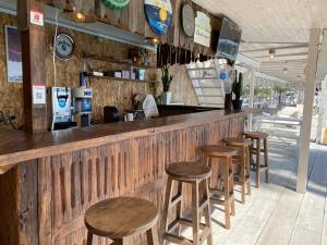 Lounge nebo bar v ubytování BAYMARINAログハウス