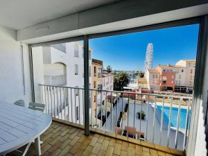 Fotografia z galérie ubytovania Appartement Moderne au Cap d'Agde: Climatisé, Balcon Vue Port, Piscine et Parking Inclus - FR-1-723-21 v destinácii Cap d'Agde
