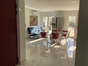 een keuken met een tafel en stoelen en een koelkast bij Villa CHELSEA in Vilamoura