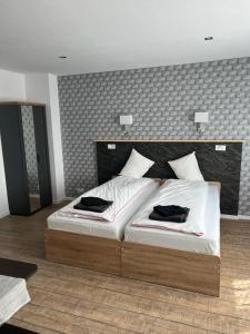 1 dormitorio con 1 cama grande y 2 almohadas en Vila Phoenix en Călimăneşti