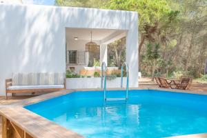 una piscina en el patio trasero de una casa en Casa Can Vert con piscina en Santa Gertrudis de Fruitera