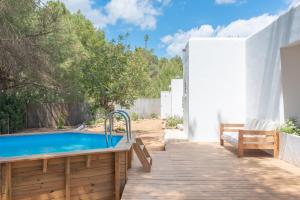- Piscina con terraza de madera y bañera de hidromasaje en Casa Can Vert con piscina en Santa Gertrudis de Fruitera