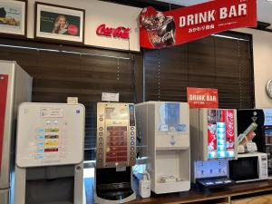 una tienda con un bar de bebidas y una caja registradora en Friendly Guest House Kawakin en Minamiboso