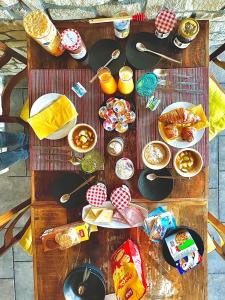 una mesa cubierta con muchos platos de comida en Hôtel Restaurant Les Cernets Swiss-Lodge SSH en Les Verrières