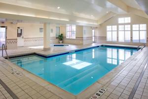 - une grande piscine d'eau bleue dans un bâtiment dans l'établissement Residence Inn by Marriott Whitby, à Whitby