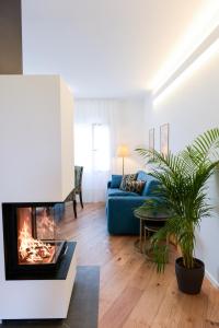 Una sala de estar con un sofá azul y una chimenea. en Residenza Emilia, en Padua