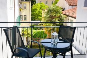 Una mesa y dos sillas en un balcón. en Residenza Emilia, en Padua 46 fotos más